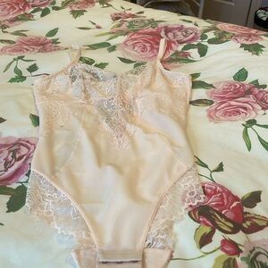PINSY smoothing lacelace shape suit, light pink new in package size L